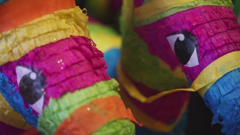 Pinatas Eles Ganham: Uma Experiência Demolidora no Brasil in Brazil Pinatas Eles Ganham: Uma Experiência Demolidora no Brasil in Brazil